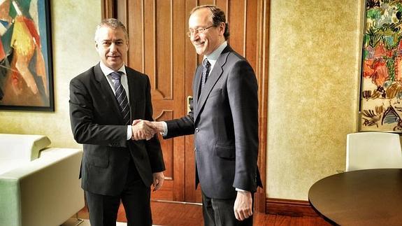 Alfonso Alonso saluda a Iñigo Urkullu momentos antes de la reunión en la sede de la Lehendakaritza en Vitoria.