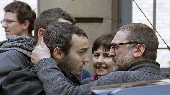 Txelui Moreno y su mujer abrazan a su hijo, Ibai, tras quedar en libertad esta mañana.