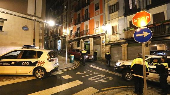 Agentes de la Policía Municipal, durante una intervención en Ollerías.