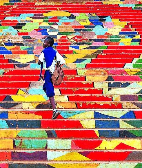 Un joven sube las escaleras de un centro para creadores y artistas del barrio de Kureba, en Kigali.