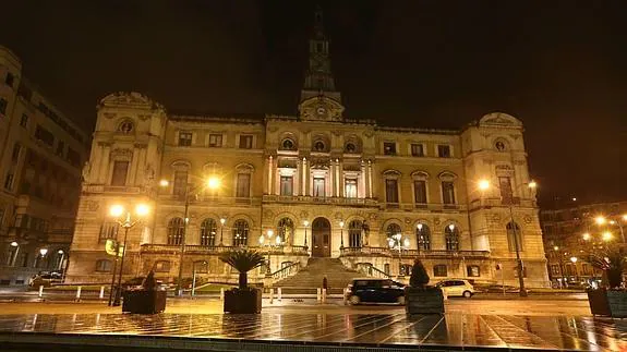 Vista nocturna del Ayuntamiento de Bilbao.