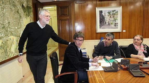 Belandia saluda al alcalde esta mañana en la reunión de la Junta de Gobierno. 