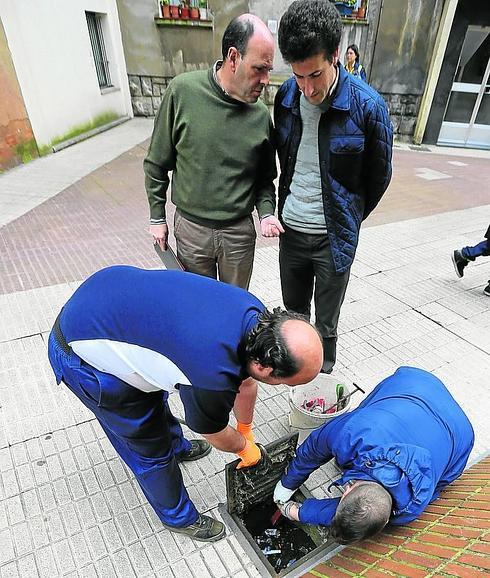 Operarios colocan cebo en una arqueta en Bagatza.