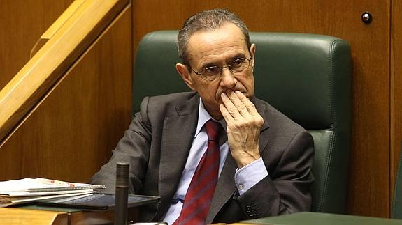 El consejero de Empleo y Políticas Sociales, Ángel Toña, durante un pleno en el Parlamento.