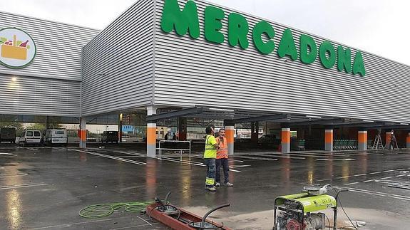 Operarios ultimas detalles antes de la apertura de la tienda de Basauri.