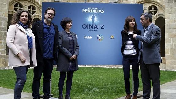 El secretario general para la Paz y la Convivencia del Gobierno vasco, Jonan Fernández (d), la directora general de EiTB, Maite Iturbe (3i), el director Fermin Aio (2i) y la presentadora Amaia Cayero (2d), han presentado hoy en San Sebastián la serie documental "Oinatz Galduak-Las Huellas Perdidas".