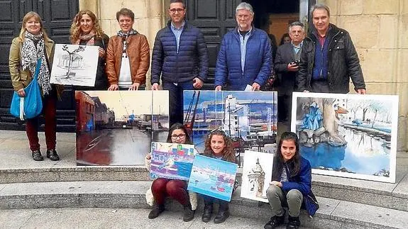 Los ganadores posan con sus trabajos.