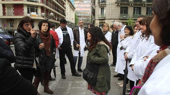 Ana Agirre se ha acercado a los manifestantes, con quienes ha intercambiado impresiones.