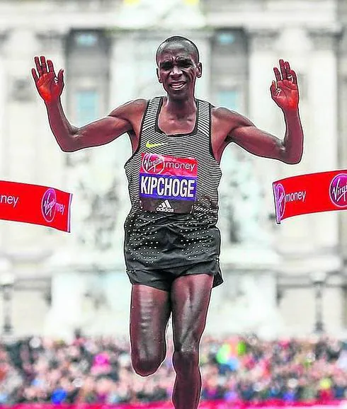 Kipchoge, en el momento de cruzar la meta del Maratón de Londres.