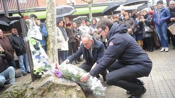 Ofrenda floral en el monolito en memoria de las víctimas del tres de marzo, este año. 