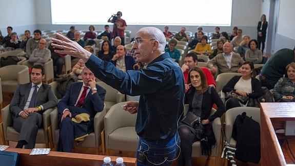 El periodista de EL CORREO Luis Alfonso Gámez, en un momento de la conferencia que ofreció en Bilbao.