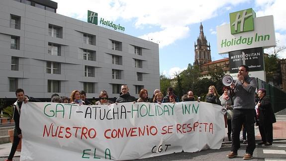 Concentración de trabajadores a las puertas del hotel.