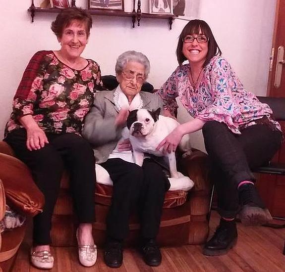 Lucía (71 años), su madre Consuelo (107) y su hija Ainhoa (43).