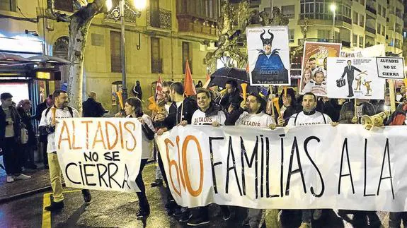 Una de las múltiples manifestaciones convocadas contra el cierre de la planta de El Sequero recorre las calles de Logroño a mediados de febrero.