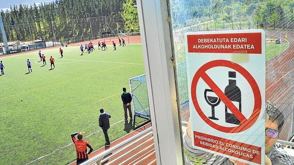 Cartel de prohibición del consumo de alcohol en las instalaciones deportivas de Ermua.