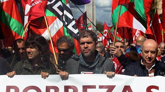 Los secretarios generales de los sindicatos UGT y CCOO en Euskadi, Raúl Arza y Unai Sordo, encabezan la manifestación.
