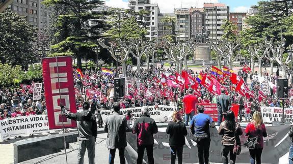 La manifestación conjunta de UGT y CC OO concluyó en El Espolón logroñés, donde Bárcenas y Ruano arengaron a los congregados.