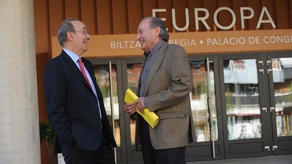 Eduardo Anitua dialoga con Jesús Montaña junto a la entrada del Palacio Europa