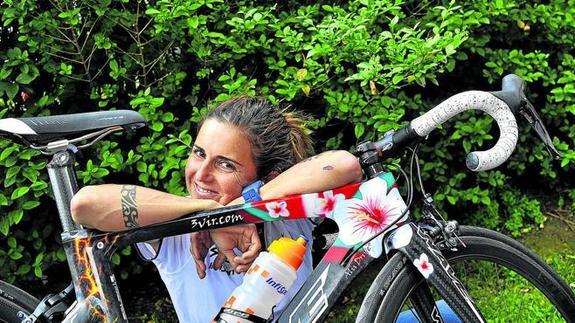 Virginia Berasategui posa con la bici con la que competirá hoy en Bermeo, la misma con la que fue tercera en el Ironman de Hawai.