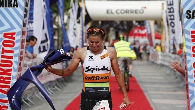 Virginia Berasategui cruza emocionada la línea de meta.