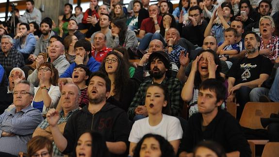 Seguidores del Araberri animan al equipo en Mendizorroza