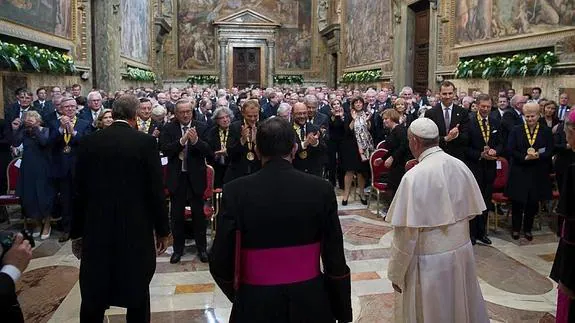 El Papa recibe el Premio Carlomagno en el Vaticano.