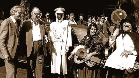 Con el Rolls Royce y la choferesa, Grace Jones, durante su lujoso segundo viaje a la Alcarria, en 1985. 