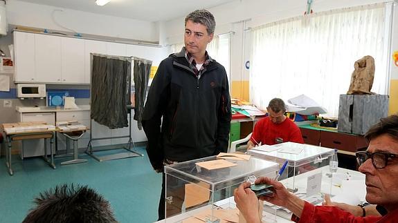Oskar Matute votando el año pasado en Cruces.
