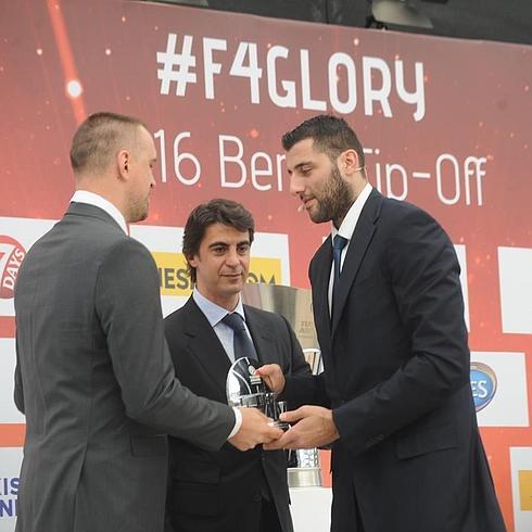 Bourousis recibe la distinción como integrante del mejor quinteto de la temporada.