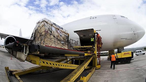 Una operación de carga en el aeripuerto de Foronda. 