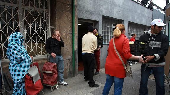 Reparto de alimentos por voluntarios. 