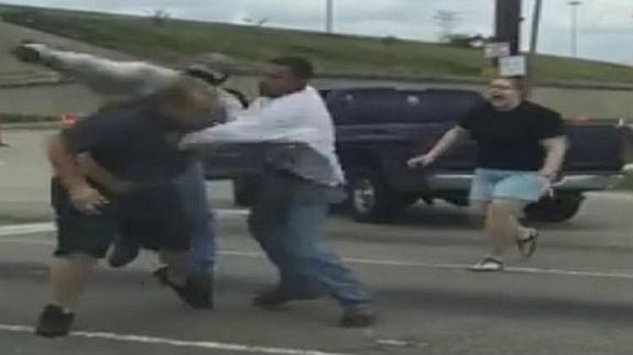 Los conductores la empreden a golpes.