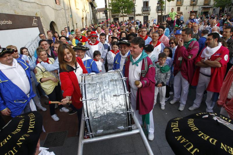 Momento en el que la alcaldesa, Aitana Hernando, y el presidente de la Cofradía, Álvaro de Gracia, despiden al Bombo en la plaza de España. 