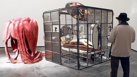 Una de las celdas de la artista Louise Bourgeois que se expone en el Guggenheim, que hoy no cobrará la entrada.