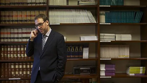 Martín Gartziandia, Síndico de Vitoria, atiende una llamada en su despacho
