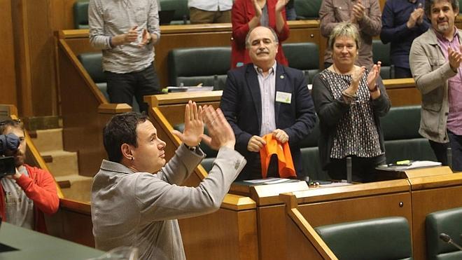 El presidente de Sortu, Hasier Arraiz, se despide del Parlamento. 