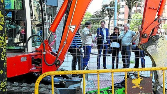 El alcalde, acompañado de técnicos y concejales contempla una de las zanjas abiertas en una calle de San Martín. 