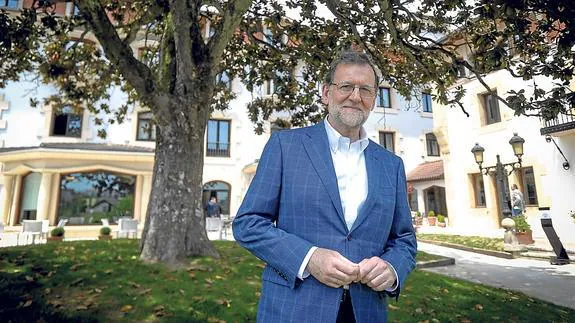 Mariano Rajoy posa junto a un impresionante ejemplar de magnolio en el Gran Hotel Durango en el que almorzó ayer con sus compañeros del PP vasco.