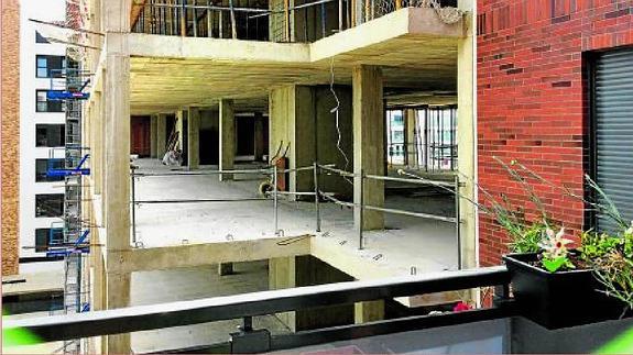 Bloque en construcción de la calle Labastida, junto al edificio ya levantado. 