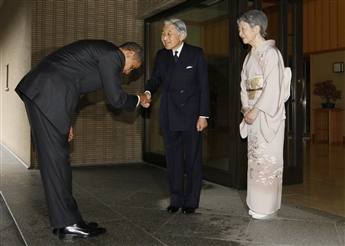 Obama, en 2009, se inclina para saludar al emperador Akihito. Sus adversarios le reprocharon que se hubiera inclinado ante el mandatario japonés.