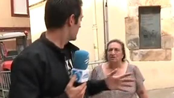 Momento en el que la mujer se encara con el periodista y el cámara. 