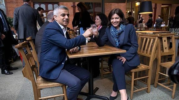Anne Hidalgo y Sadiq Khan brindan en la estación londinense de San Pancracio.
