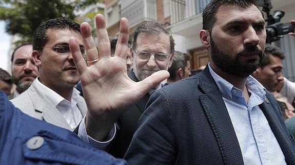 Rajoy, durante el tenso paseíllo en Alfafar. 