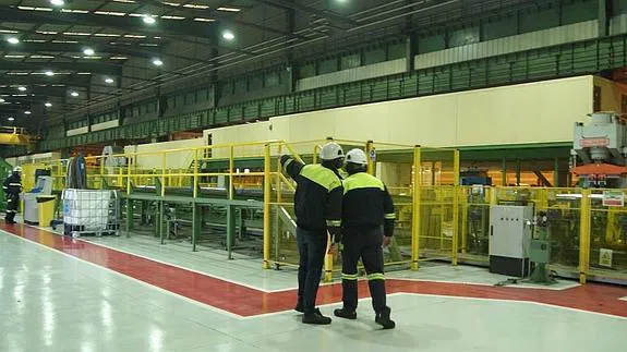 Trabajadores en la planta de Tubacex en Amurrio.