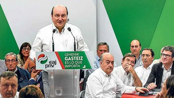 El líder del PNV, Andoni Ortuzar, en un acto el sábado con las organizaciones municipales de Vitoria