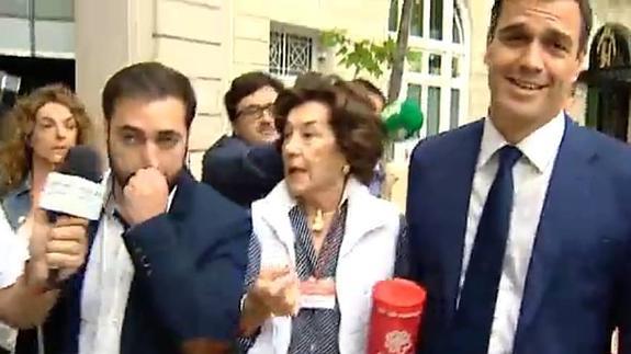 Momento en el que la voluntaria se acerca a Pedro Sánchez.