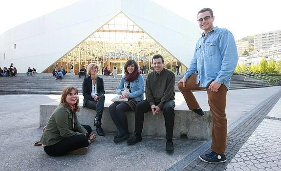 El grupo, antes del debate en honor a las víctimas.