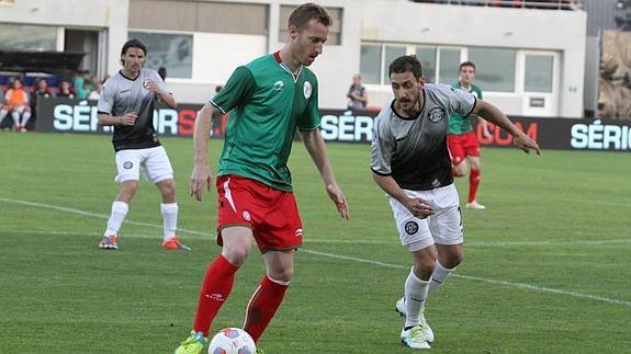 David Zurutuza protege la pelota ante un rival corso.