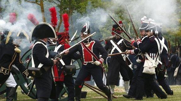 Aliados y franceses recrearon en Olárizu el avance de las tropas del general Hill y el contrataque galo en torno al pueblo de Subijana.