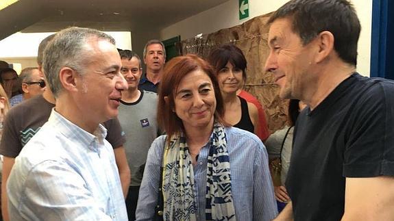 El lehendakari y el candidato de EH Bildu se dan la mano en el Ibilaldia, en Durango.